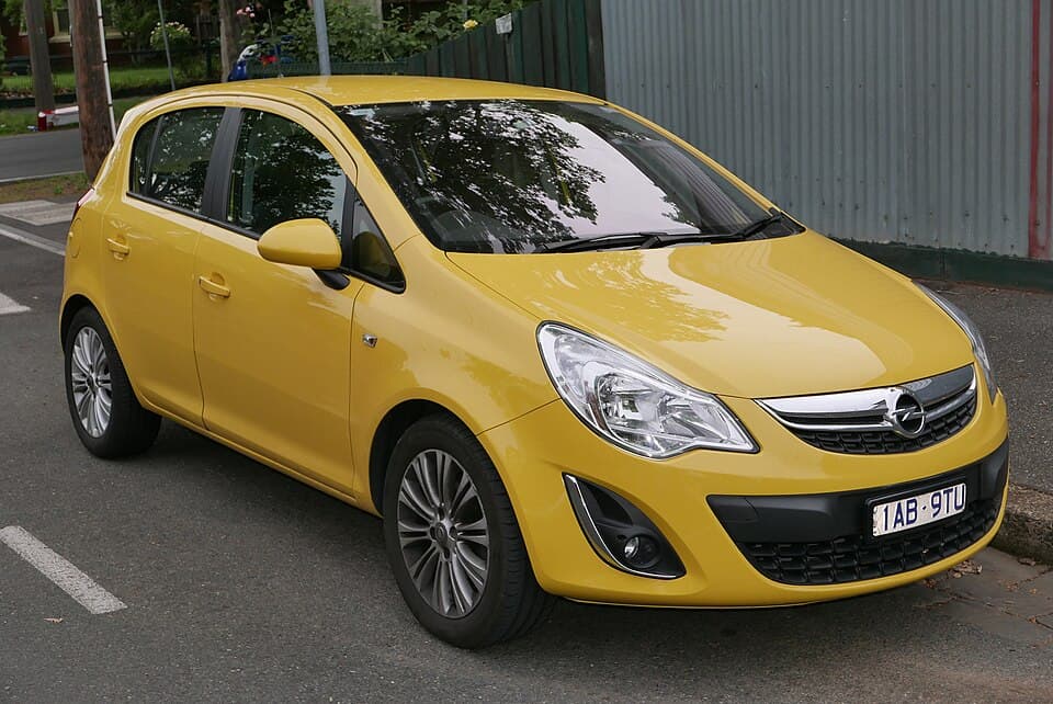 Opel Corsa 2012, битый, на запчасти
